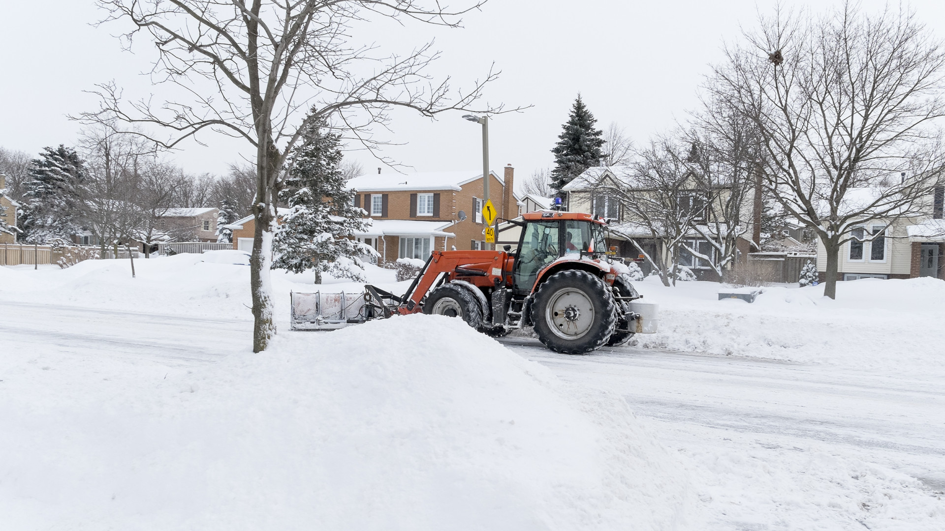 Nos installateurs et intégrateurs certifiés sont familiers avec les véhicules et équipements de déneigement et de paysagisme